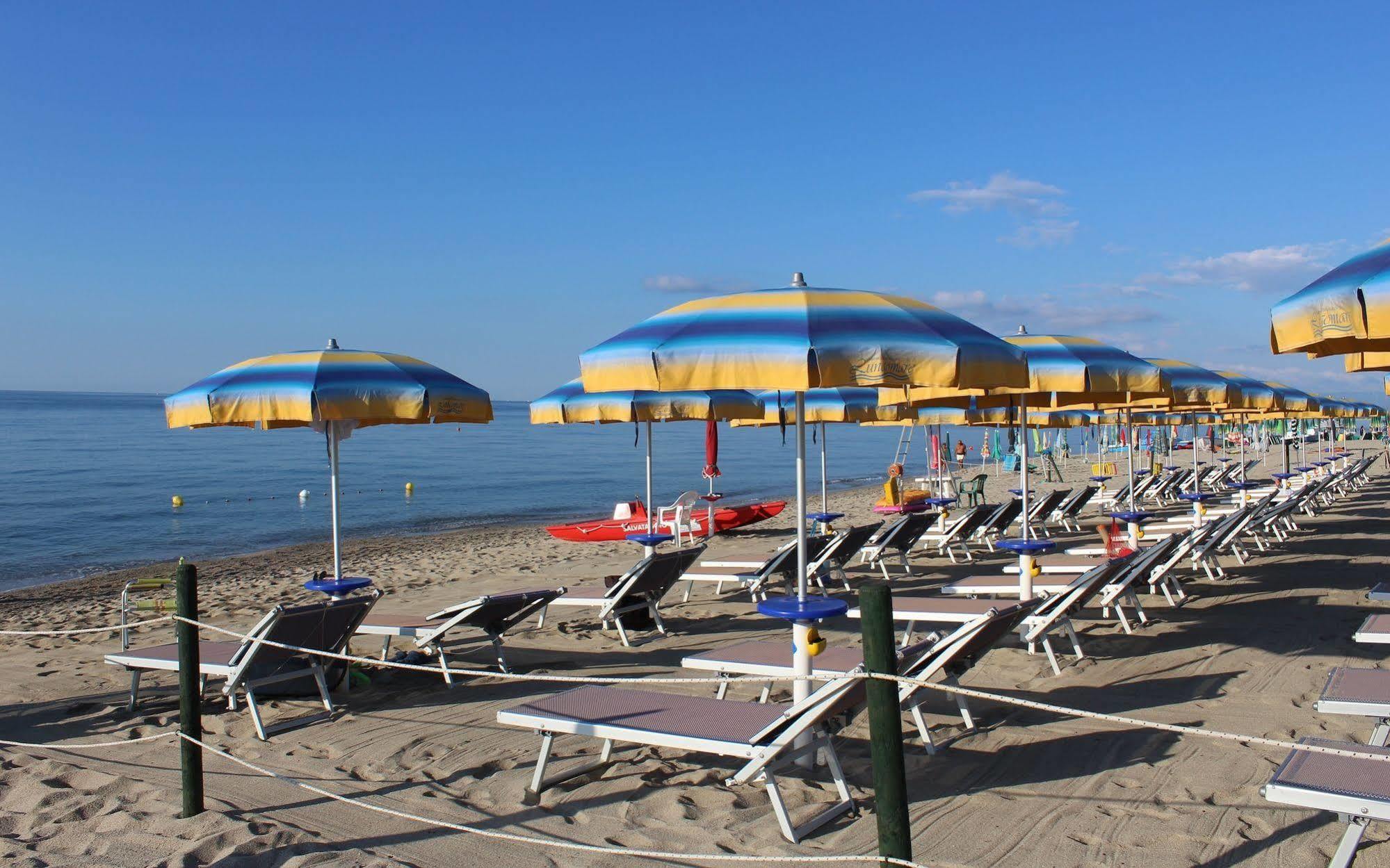 Villaggio Camping Lungomare Кропані Екстер'єр фото